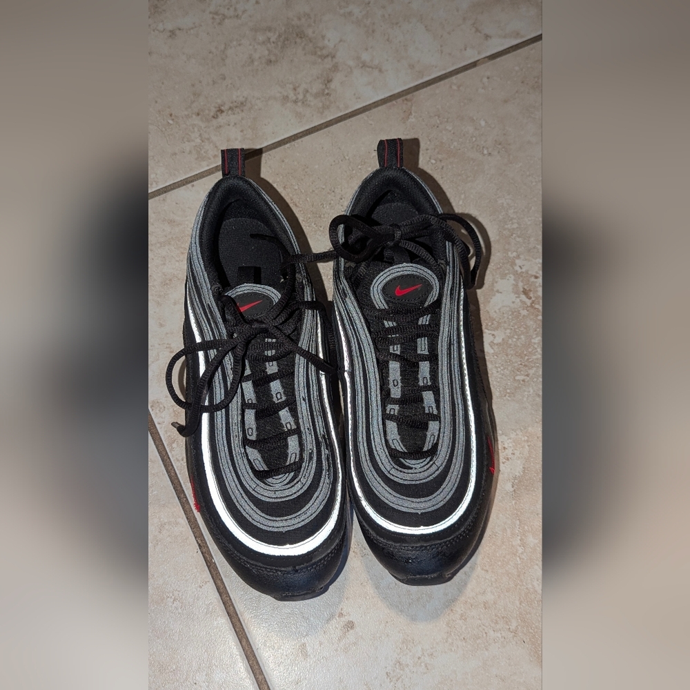 Nike Black and Gray Sneakers Sleek Design